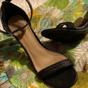 Shoedazzle black hills with straps size 8